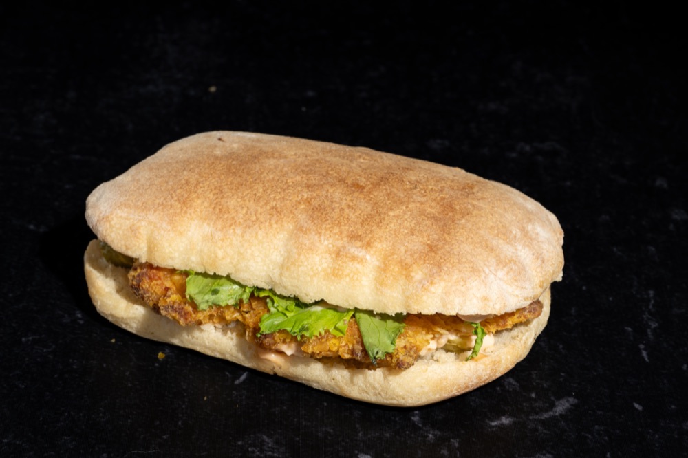 Sandviș cu șnițel crispy de pui